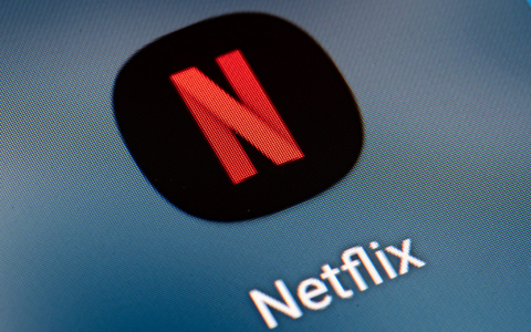 Netflix gab den Bieterkampf um das Hollywood-Urgestein Warner Brothers verloren. - Foto: Fabian Sommer/dpa