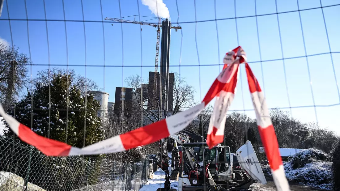 Der Brandanschlag auf die Stromversorgung in Berlin mitten im Winter hat gezeigt, welche Auswirkungen Angriffe auf die Infrastruktur haben können. (Symbolbild) - Bild: Britta Pedersen/dpa