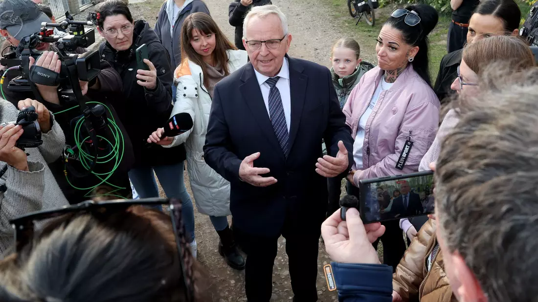 Mecklenburg-Vorpommerns Umweltminister Till Backhaus (SPD) gibt dem Wal jetzt eine Chance. Wochenlang war er anderer Meinung. - Bild: Bernd Wüstneck/dpa