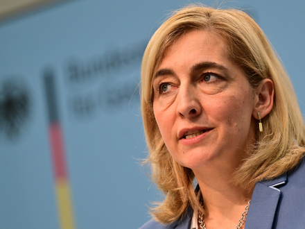 Aus Sicht von Warken ist die beitragsfreie Mitversicherung ein Beschäftigungshemmnis.  - Foto: Sebastian Gollnow/dpa