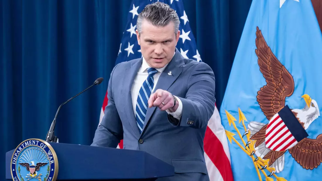 Pentagon-Chef Hegseth warnt den Iran.  - Bild: Kevin Wolf/FR33460 AP/AP/dpa
