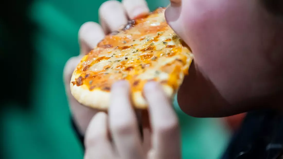 Es kommt auch auf die Menge an: Problematisch wird es, wenn die Tiefkühlpizza regelmäßig statt einem frisch gekochten Mittagessen auf den Tisch kommt. (Archivbild) - Bild: Christoph Soeder/dpa