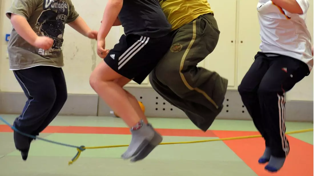 Manche übergewichtigen Kinder nehmen an einem speziellen Sportprogramm teil. (Symbolbild) - Bild: Waltraud Grubitzsch/dpa-Zentralbild/dpa