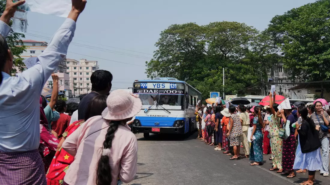 Vor dem  Insein-Gefängnis warteten zahlreiche Angehörige. - Bild: Thein Zaw/AP/dpa