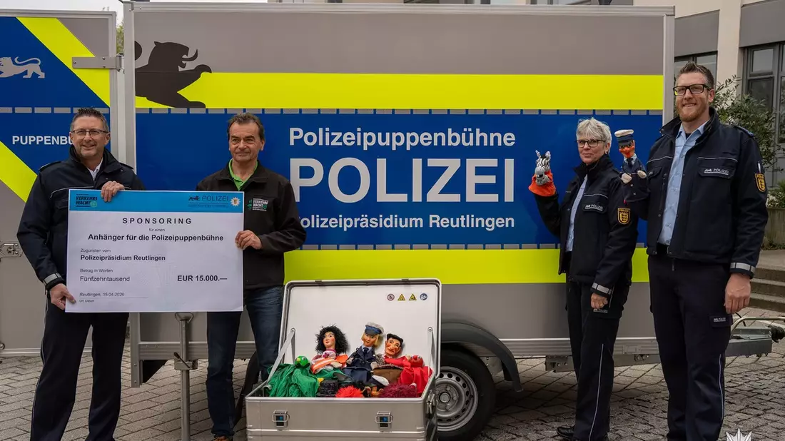 POL-RT: Feierliche Übergabe des neuen Anhängers für die Polizeipuppenbühne der Prävention - Bild: presseportal.de