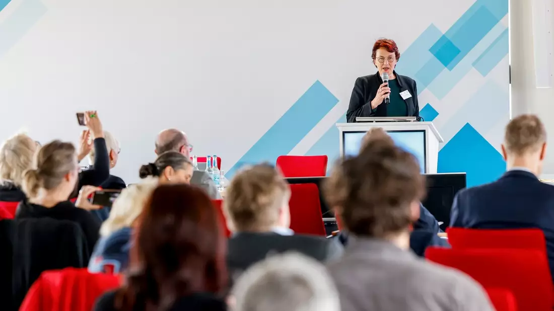 Neue DIN-Norm stärkt Gleichstellung in Organisationen / DIN EN ISO 53800 bietet erstmals umfassenden Leitfaden zur strukturierten Förderung von Geschlechtergerechtigkeit - Bild: presseportal.de