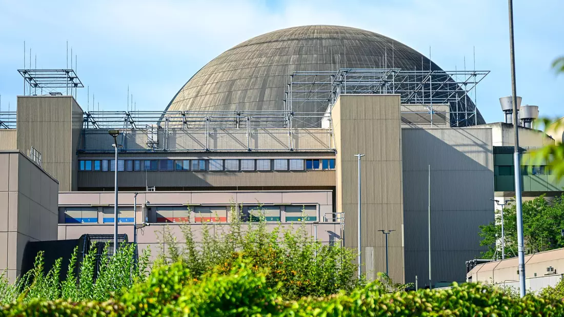 Das Kraftwerk Emsland ist eins der letzten deutschen Atomkraftwerke und wird derzeit zurückgebaut. (Archivbild) - Bild: Sina Schuldt/dpa
