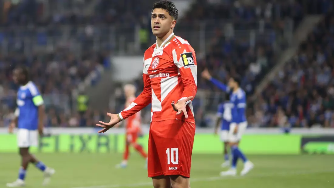 Nadiem Amiri ist wie alle Mainzer enttäuscht wegen des Europapokal-Aus. - Bild: Philipp von Ditfurth/dpa