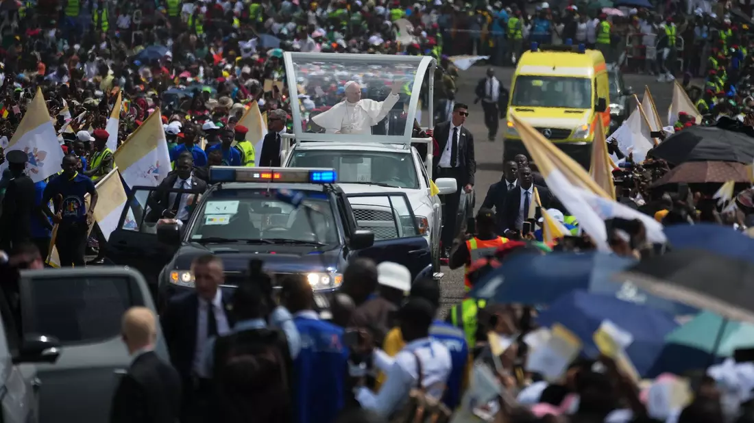 Papst Leo XIV. feiert in Kamerun die bislang größte Messe seiner Amtszeit. - Bild: Andrew Medichini/AP/dpa