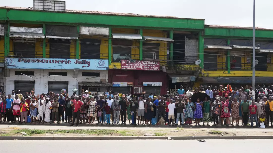 Zehntausende säumen den Weg von Papst Leo XIV. in Kamerun. - Bild: Andrew Medichini/AP/dpa