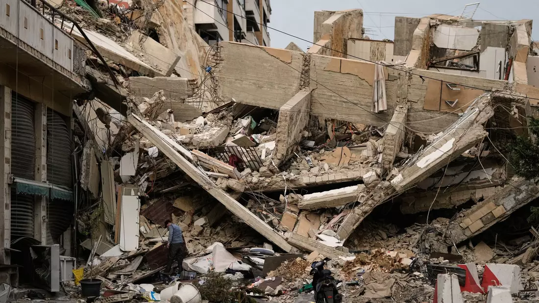 Die israelischen Angriffe haben im Libanon viel Zerstörung angerichtet. - Bild: Bilal Hussein/AP/dpa
