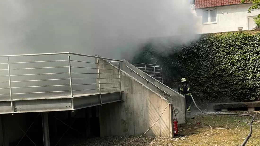 FW Bocholt: Heckenbrand in der Osterstraße - eine Person vorsorglich ins Krankenhaus gebracht - Bild: presseportal.de