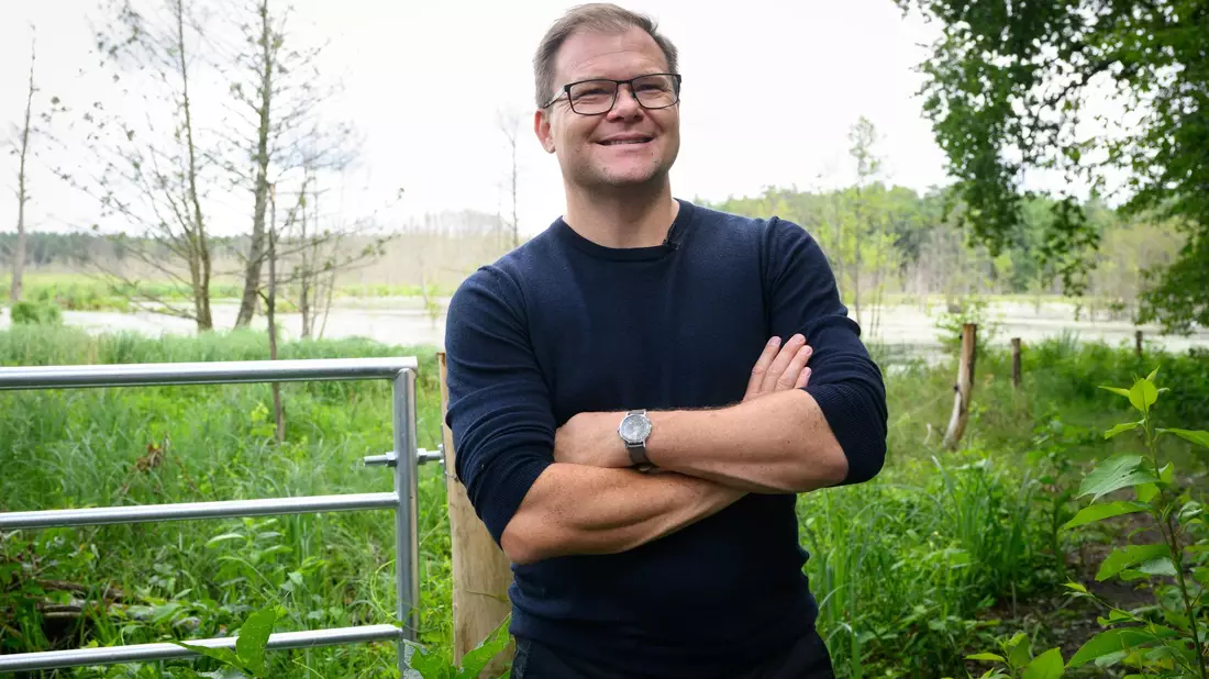 Umweltminister Carsten Schneider (SPD); hier bei einem Besuch der wiedervernässten Möllmer Seewiesen in Brandenburg, glaubt: Von nasseren Mooren kann nicht nur das Klima profitieren, auch die Landwirte gewinnen. (Archivbild) - Bild: Bernd von Jutrczenka/dpa