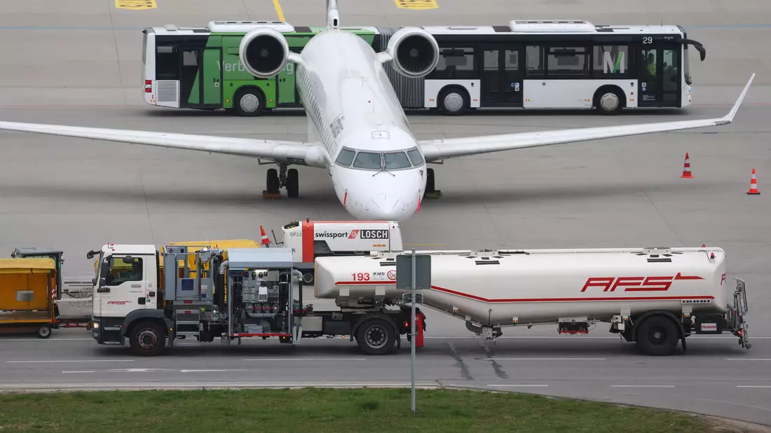 Knappheit bei Kerosin könnte das Fliegen teurer machen. - Bild: Karl-Josef Hildenbrand/dpa
