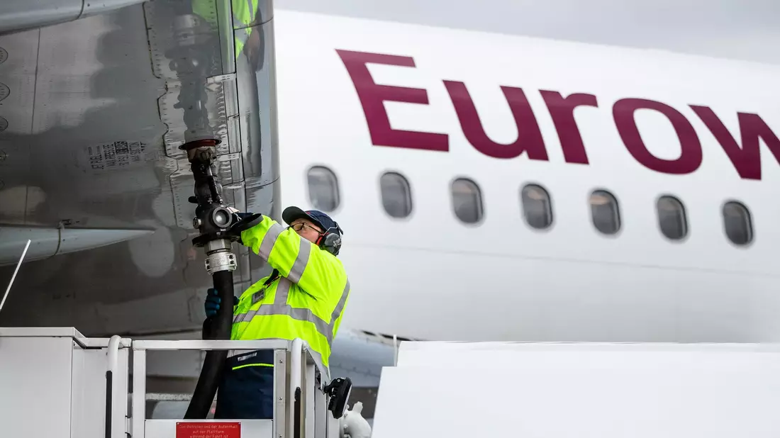 Die Kerosinpreise haben sich seit Beginn des Krieges mehr als verdoppelt.  - Bild: Christoph Schmidt/dpa