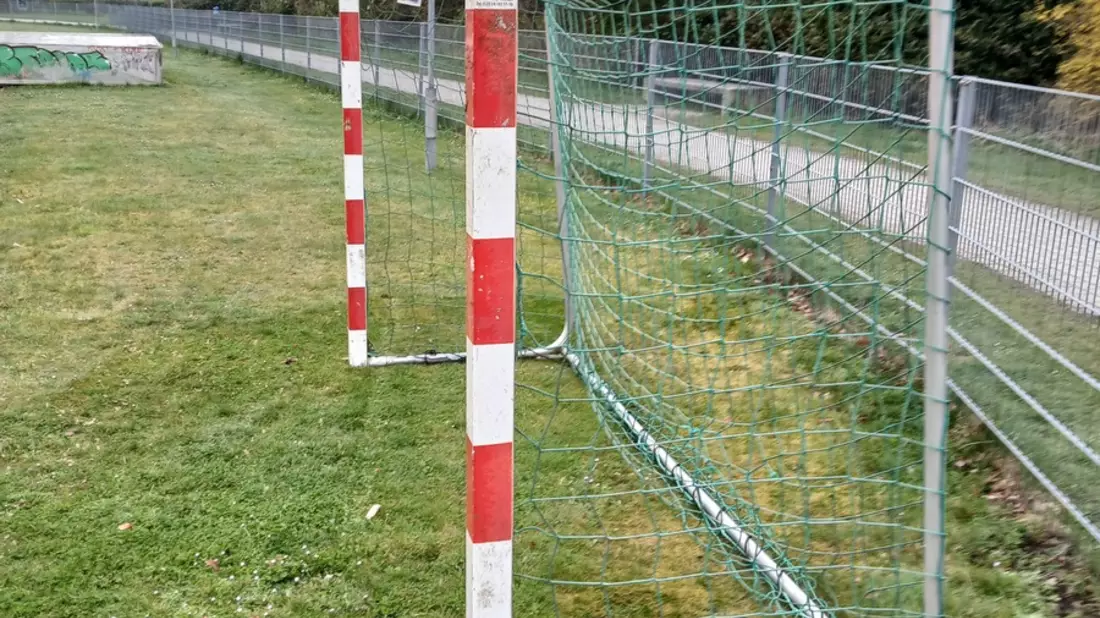 POL-SE: Henstedt-Ulzburg - Handballtor von Sportplatz entwendet - Zeugenaufruf - Bild: presseportal.de