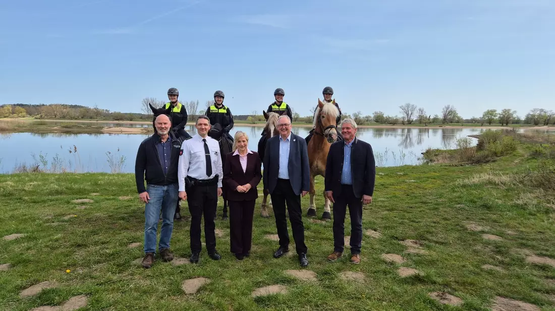 POL-LG: Reiterstaffel im Biosphärenreservat Niedersächsische Elbtalaue - Erfolgsgeschichte im 15. Jahr - die vielfältige Tierwelt vor Störungen bewahren und die Ruhe in der Landschaft erhalten - Bild: presseportal.de