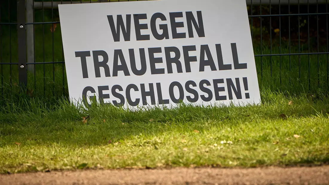 Nach dem folgenschweren Arbeitsunfall mit drei Toten und zwei lebensgefährlich Verletzten bleibt die Lederfabrik geschlossen.  - Bild: Sascha Ditscher/dpa