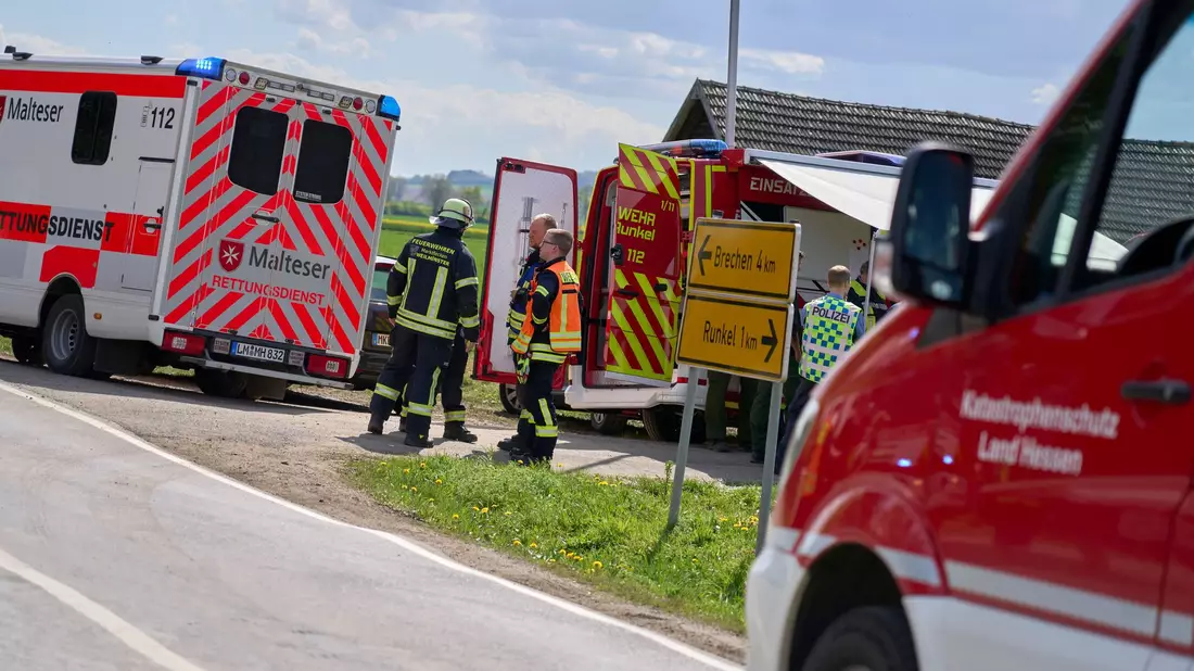 Am Nachmittag kommt es wegen eines auffälligen Geruchs erneut zu einem Feuerwehreinsatz an dem Firmengelände in Runkel.  - Bild: Sascha Ditscher/dpa
