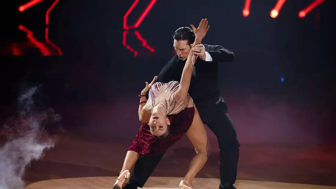 Anna-Carina Woitschack holte mit Partner Evgeny Vinokurov gleich mit dem ersten Tanz des Abends die volle Punktzahl. - Bild: Rolf Vennenbernd/dpa