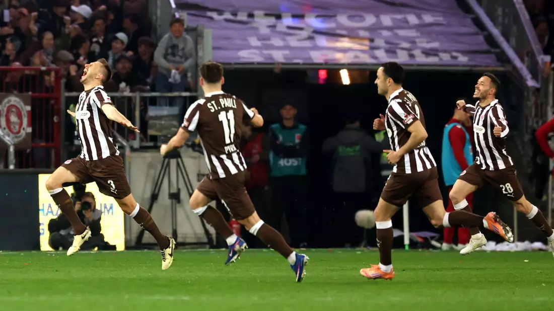 St. Paulis Karol Mets (l) feiert seinen Treffer zum 1:0 Treffer. - Bild: Christian Charisius/dpa