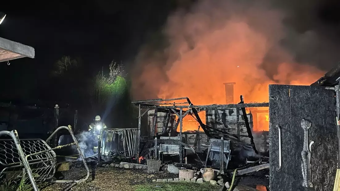 FW Bremerhaven: Gartenlaubenbrand in Lehe sorgt für Großeinsatz der Feuerwehr - Bild: presseportal.de