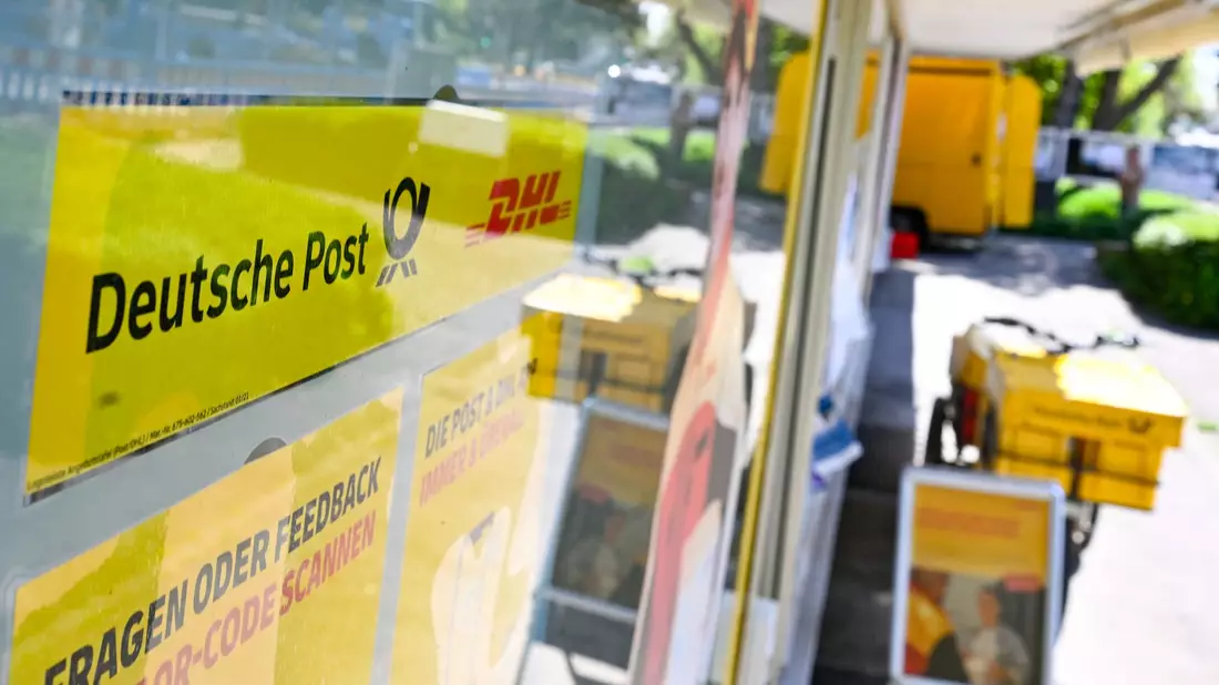 Hier gibt es sie: eine ganz normale Postfiliale - mancherorts in Deutschland gibt es sie hingegen nicht.  - Bild: Bernd Weißbrod/dpa