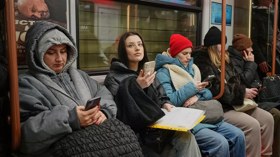 Viele Russen beklagen sich über die ständigen Abschaltungen des mobilen Internets. (Archivbild) - Bild: Alexander Zemlianichenko/AP/dpa