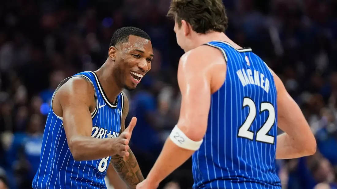 Franz Wagner (r) erzielte für die Orlando Magic als zweitbester Scorer 18 Punkte gegen die Charlotte Hornets. - Bild: John Raoux/AP/dpa
