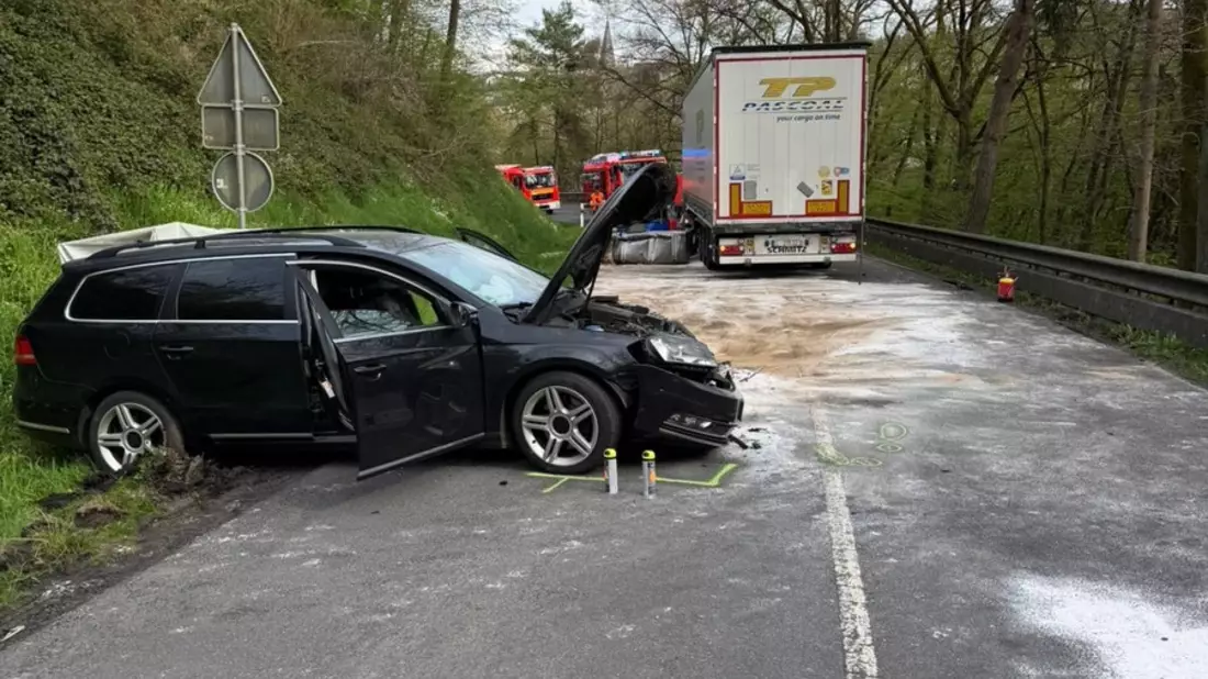 FW VG Asbach: Verkehrsunfall zwischen LKW und PKW auf der L255 / eine Person schwerverletzt - Bild: presseportal.de