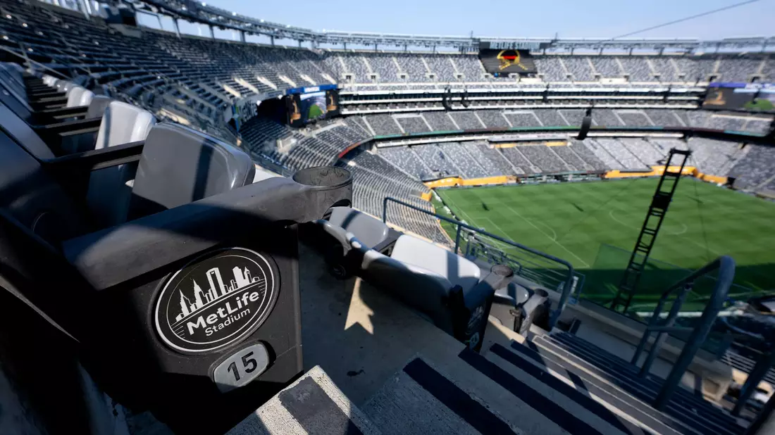 Teure Anreise: Für die Fans werden die Fahrten ins WM-Stadion in New Jersey teuer. (Archivbild) - Bild: Sven Hoppe/dpa