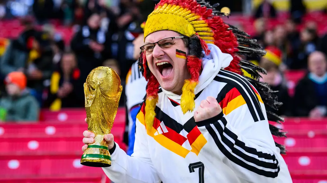 Fans der deutschen Mannschaft erwartet bei der WM eine Kosten-Explosion. (Archivbild) - Bild: Tom Weller/dpa