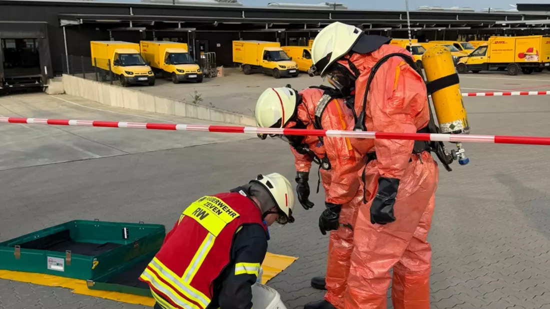 FW-ROW: Gefahrguteinsatz im Postverteilzentrum Zeven - Bild: presseportal.de