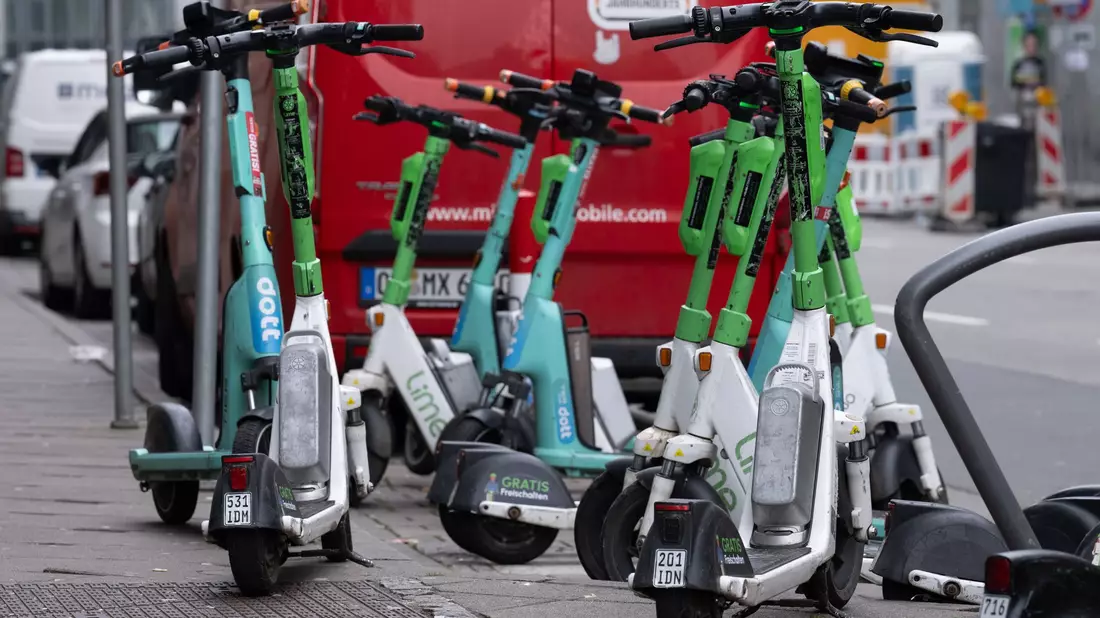 Gehören seit einigen Jahren fest zum Stadtbild deutscher Großstädte dazu: E-Scooter. - Bild: Boris Roessler/dpa