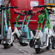Gehören seit einigen Jahren fest zum Stadtbild deutscher Großstädte dazu: E-Scooter. - Foto: Boris Roessler/dpa