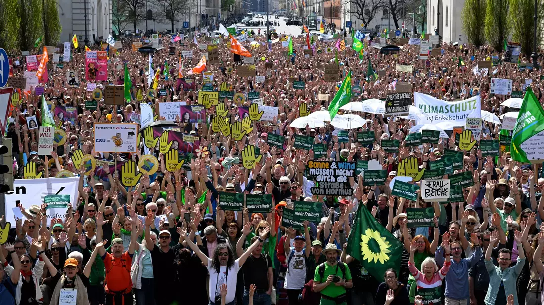 Zu der Kundgebung in München hatten der Bund Naturschutz in Bayern, Fridays For Future, Greenpeace und das Umweltinstitut München aufgerufen. - Bild: Felix Hörhager/dpa