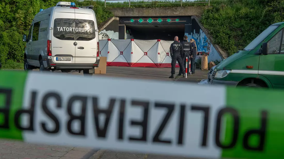  Nach einem lauten Knall hat die Polizei unter einer Fußgängerbrücke im Saarland einen Toten und vier Schwerverletzte gefunden.  - Bild: BeckerBredel/dpa