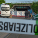  Nach einem lauten Knall hat die Polizei unter einer Fußgängerbrücke im Saarland einen Toten und vier Schwerverletzte gefunden.  - Foto: BeckerBredel/dpa