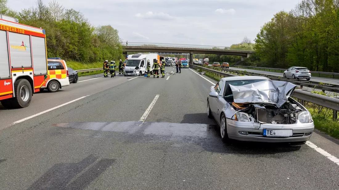 FW Porta Westfalica: 18.04.2026 - Schwerer Verkehrsunfall auf A2 - 2 Verletzte - Bild: presseportal.de