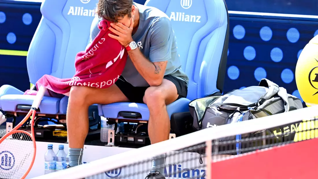 Flavio Cobolli weint nach seinem Halbfinalsieg über Alexander Zverev in München - am Tag vor dem Match war ein guter Freund gestorben. - Bild: Sven Hoppe/dpa