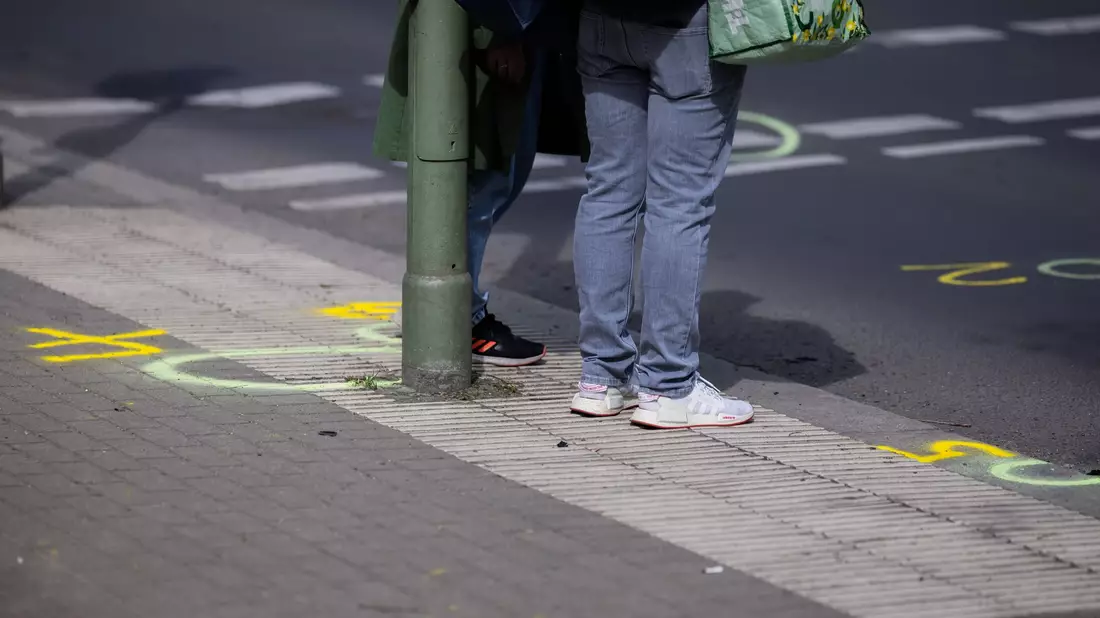 Markierungen der Spurensicherung sind an der Kreuzung Buckower Damm/Gutschmidtstraße zu sehen.  - Bild: Christoph Soeder/dpa