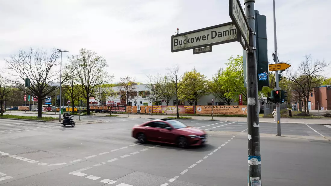 Die gemeinsame Fahrt zweier Mädchen auf einem E-Scooter durch Berlin-Neukölln endet für eine 14-Jährige tödlich.  - Bild: Christoph Soeder/dpa