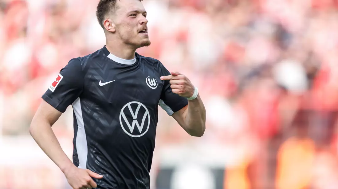 Torjäger Dzenan Pejcinovic schöpft mit dem VfL Wolfsburg neue Hoffnung im Abstiegskampf. - Bild: Andreas Gora/dpa