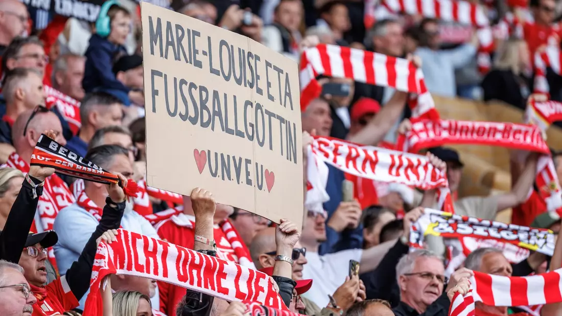 Die Union-Fans begrüßten «Fußballgöttin» Marie-Louise Eta.  - Bild: Andreas Gora/dpa