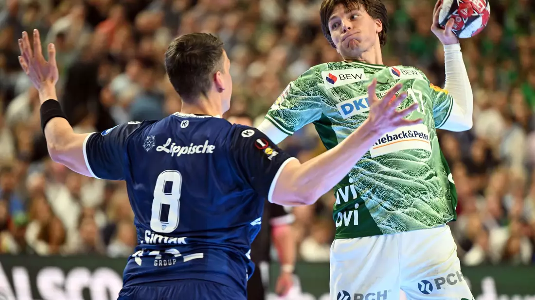 Füchse-Nationalspieler Nils Lichtlein setzt zum Wurf gegen Lemgos Frederik Simak an - Bild: Federico Gambarini/dpa