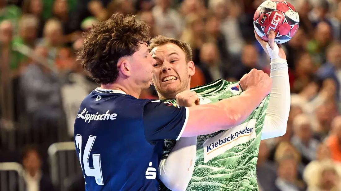 Welthandballer Mathias Gidsel wird hart von Lemgos Joel Willecke attackiert - Bild: Federico Gambarini/dpa