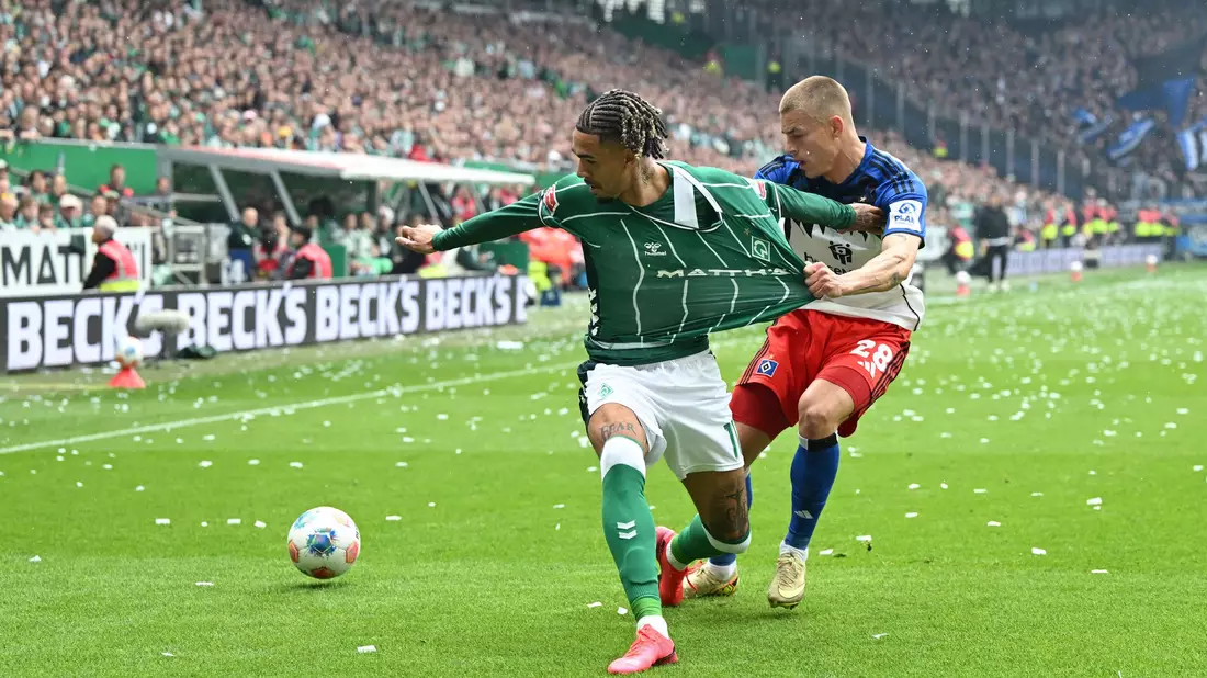 Derby-Duell: Werders Justin Njinmah (l) im Zweikampf mit Miro Muheim vom Hamburger SV.  - Bild: Carmen Jaspersen/dpa