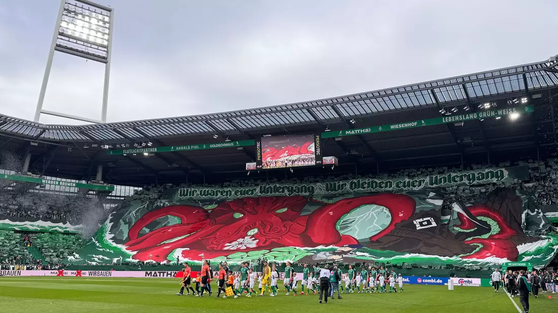 Die Choreografie der Werder-Fans vor dem Nordderby gegen den Hamburger SV. - Bild: Carmen Jaspersen/dpa