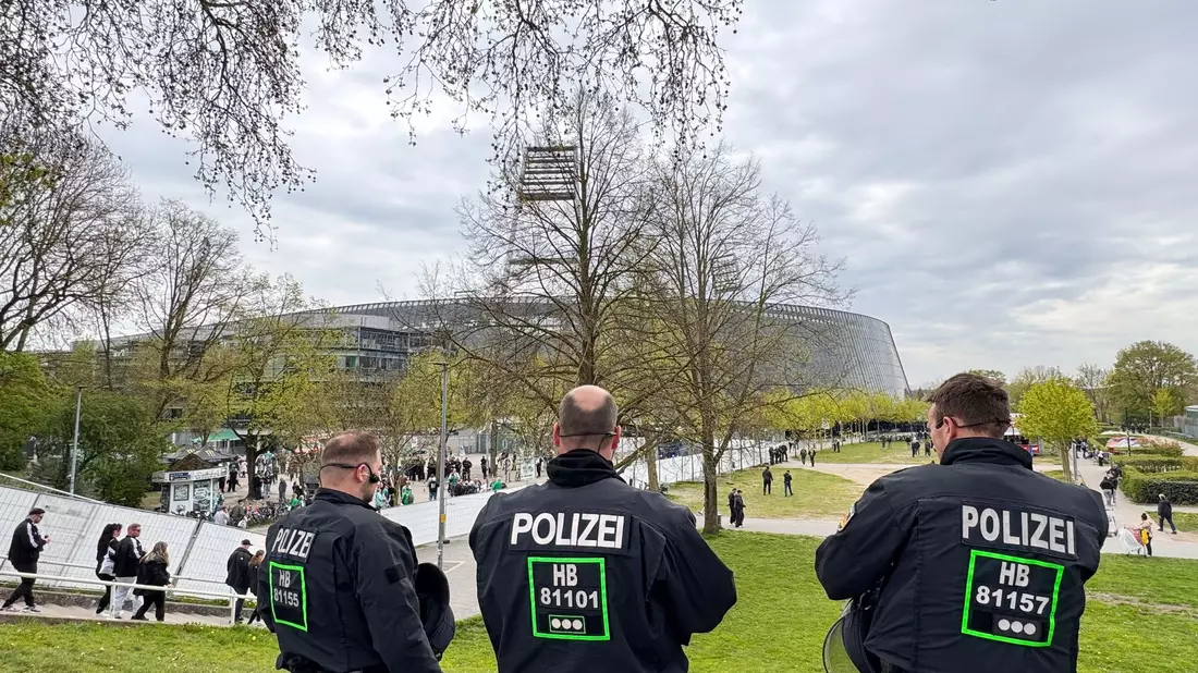 Polizisten beim Nordderby zwischen Werder Bremen und dem Hamburger SV. - Bild: Carmen Jaspersen/dpa