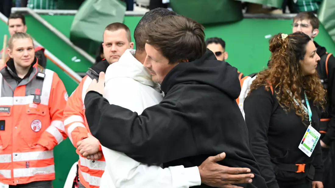 Gute Freunde: Werder-Trainer Daniel Thioune und sein HSV-Kollege Merlin Polzin (r). - Bild: Carmen Jaspersen/dpa